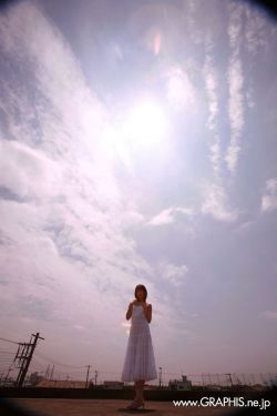 女歌手被数名男观众拽下舞台