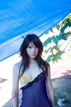 女生和男生打扑克女生的第一视角