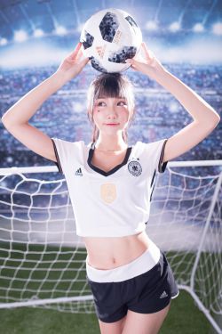 牺牲消防员妹妹手捧遗像送别哥哥